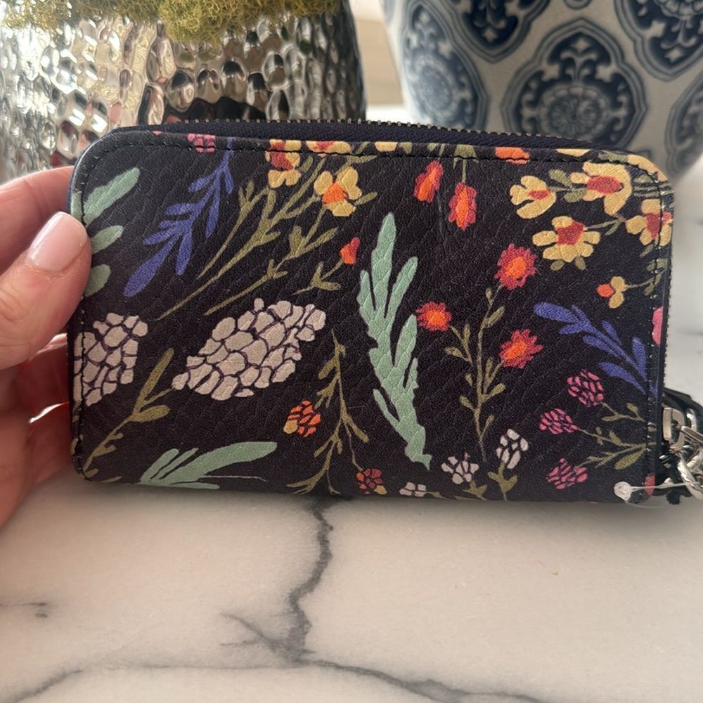 NWT Aimee Kesternberg Zip Around Wristlet in
Majestic Floral - Picture 4 of 8